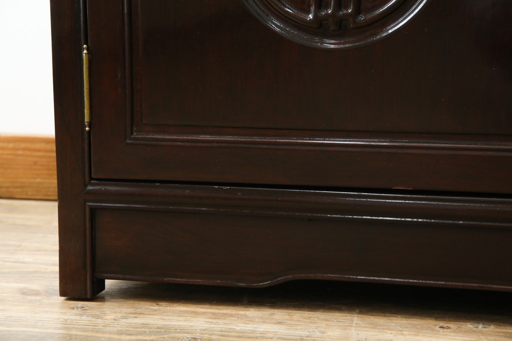 アジアンビンテージ　唐木材　中国クラシックデザインが目を引く照明付き薄型ミラーバックキャビネット(飾り棚、陳列棚、収納棚、戸棚、ガラスケース、ショーケース、コレクションケース、ディスプレイケース、ヴィンテージ、店舗什器)(R-084240)