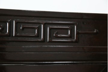 アジアンビンテージ　唐木材　中国クラシックデザインが目を引く照明付き薄型ミラーバックキャビネット(飾り棚、陳列棚、収納棚、戸棚、ガラスケース、ショーケース、コレクションケース、ディスプレイケース、ヴィンテージ、店舗什器)(R-084240)