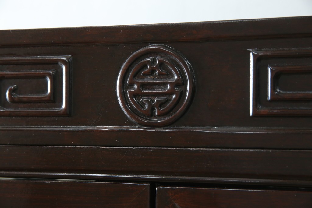 アジアンビンテージ　唐木材　中国クラシックデザインが目を引く照明付き薄型ミラーバックキャビネット(飾り棚、陳列棚、収納棚、戸棚、ガラスケース、ショーケース、コレクションケース、ディスプレイケース、ヴィンテージ、店舗什器)(R-084240)