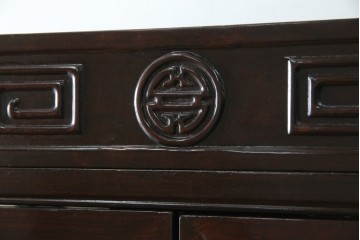 アジアンビンテージ　唐木材　中国クラシックデザインが目を引く照明付き薄型ミラーバックキャビネット(飾り棚、陳列棚、収納棚、戸棚、ガラスケース、ショーケース、コレクションケース、ディスプレイケース、ヴィンテージ、店舗什器)(R-084240)