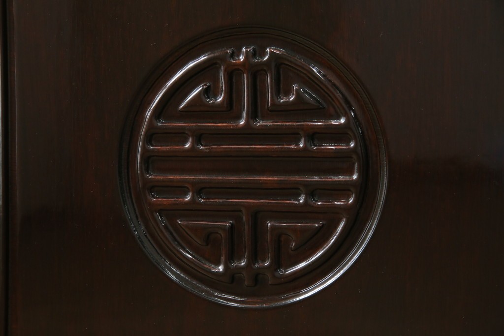 アジアンビンテージ　唐木材　中国クラシックデザインが目を引く照明付き薄型ミラーバックキャビネット(飾り棚、陳列棚、収納棚、戸棚、ガラスケース、ショーケース、コレクションケース、ディスプレイケース、ヴィンテージ、店舗什器)(R-084240)