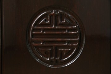 アジアンビンテージ　唐木材　中国クラシックデザインが目を引く照明付き薄型ミラーバックキャビネット(飾り棚、陳列棚、収納棚、戸棚、ガラスケース、ショーケース、コレクションケース、ディスプレイケース、ヴィンテージ、店舗什器)(R-084240)