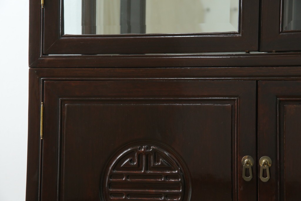 アジアンビンテージ　唐木材　中国クラシックデザインが目を引く照明付き薄型ミラーバックキャビネット(飾り棚、陳列棚、収納棚、戸棚、ガラスケース、ショーケース、コレクションケース、ディスプレイケース、ヴィンテージ、店舗什器)(R-084240)