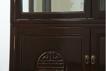 アジアンビンテージ　唐木材　中国クラシックデザインが目を引く照明付き薄型ミラーバックキャビネット(飾り棚、陳列棚、収納棚、戸棚、ガラスケース、ショーケース、コレクションケース、ディスプレイケース、ヴィンテージ、店舗什器)(R-084240)