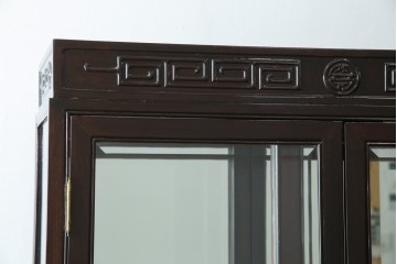 アジアンビンテージ　唐木材　中国クラシックデザインが目を引く照明付き薄型ミラーバックキャビネット(飾り棚、陳列棚、収納棚、戸棚、ガラスケース、ショーケース、コレクションケース、ディスプレイケース、ヴィンテージ、店舗什器)(R-084240)