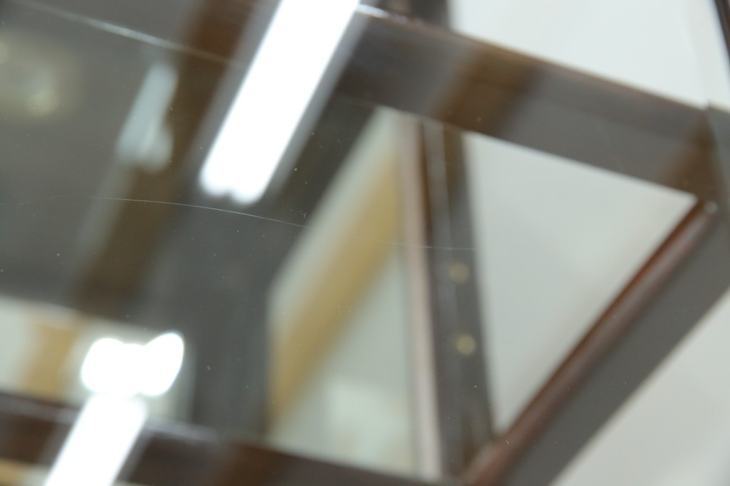 アジアンビンテージ　唐木材　中国クラシックデザインが目を引く照明付き薄型ミラーバックキャビネット(飾り棚、陳列棚、収納棚、戸棚、ガラスケース、ショーケース、コレクションケース、ディスプレイケース、ヴィンテージ、店舗什器)(R-084240)