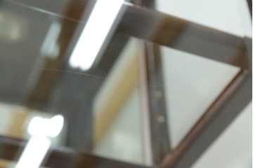 アジアンビンテージ　唐木材　中国クラシックデザインが目を引く照明付き薄型ミラーバックキャビネット(飾り棚、陳列棚、収納棚、戸棚、ガラスケース、ショーケース、コレクションケース、ディスプレイケース、ヴィンテージ、店舗什器)(R-084240)