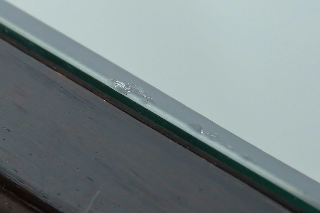 アジアンビンテージ　唐木材　中国クラシックデザインが目を引く照明付き薄型ミラーバックキャビネット(飾り棚、陳列棚、収納棚、戸棚、ガラスケース、ショーケース、コレクションケース、ディスプレイケース、ヴィンテージ、店舗什器)(R-084240)