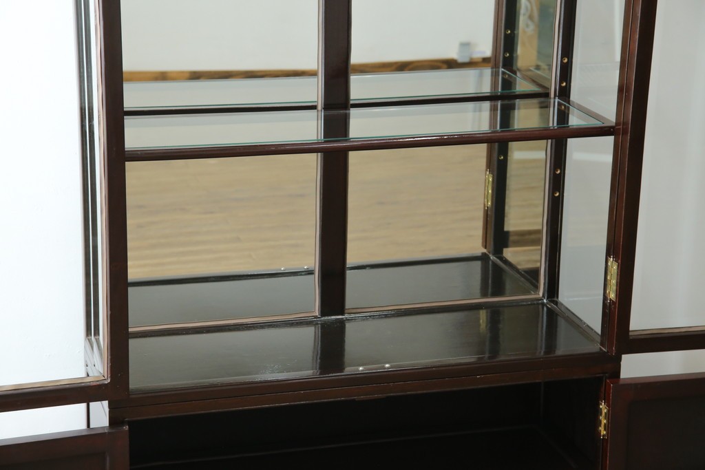 アジアンビンテージ　唐木材　中国クラシックデザインが目を引く照明付き薄型ミラーバックキャビネット(飾り棚、陳列棚、収納棚、戸棚、ガラスケース、ショーケース、コレクションケース、ディスプレイケース、ヴィンテージ、店舗什器)(R-084240)