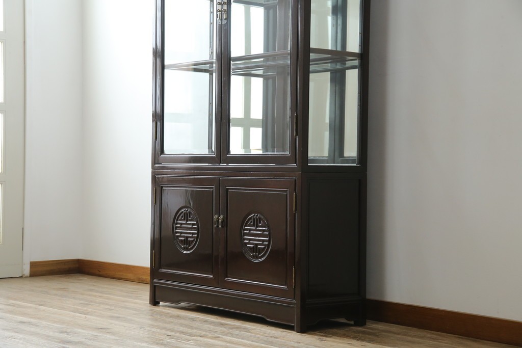 アジアンビンテージ　唐木材　中国クラシックデザインが目を引く照明付き薄型ミラーバックキャビネット(飾り棚、陳列棚、収納棚、戸棚、ガラスケース、ショーケース、コレクションケース、ディスプレイケース、ヴィンテージ、店舗什器)(R-084240)