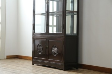 アジアンビンテージ　唐木材　中国クラシックデザインが目を引く照明付き薄型ミラーバックキャビネット(飾り棚、陳列棚、収納棚、戸棚、ガラスケース、ショーケース、コレクションケース、ディスプレイケース、ヴィンテージ、店舗什器)(R-084240)