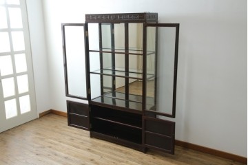 アジアンビンテージ　唐木材　中国クラシックデザインが目を引く照明付き薄型ミラーバックキャビネット(飾り棚、陳列棚、収納棚、戸棚、ガラスケース、ショーケース、コレクションケース、ディスプレイケース、ヴィンテージ、店舗什器)(R-084240)