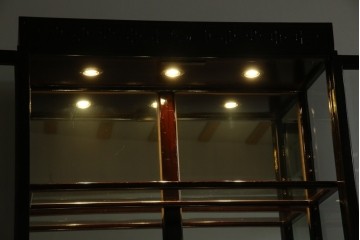 アジアンビンテージ　唐木材　中国クラシックデザインが目を引く照明付き薄型ミラーバックキャビネット(飾り棚、陳列棚、収納棚、戸棚、ガラスケース、ショーケース、コレクションケース、ディスプレイケース、ヴィンテージ、店舗什器)(R-084240)