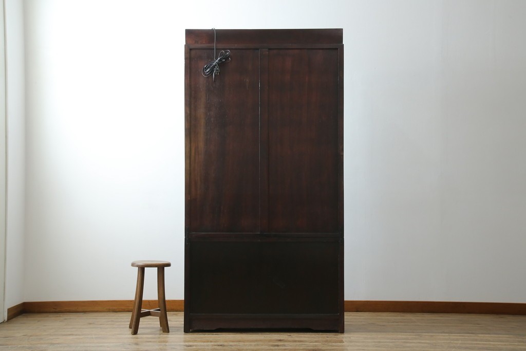 アジアンビンテージ　唐木材　中国クラシックデザインが目を引く照明付き薄型ミラーバックキャビネット(飾り棚、陳列棚、収納棚、戸棚、ガラスケース、ショーケース、コレクションケース、ディスプレイケース、ヴィンテージ、店舗什器)(R-084240)