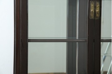 アジアンビンテージ　唐木材　中国クラシックデザインが目を引く照明付き薄型ミラーバックキャビネット(飾り棚、陳列棚、収納棚、戸棚、ガラスケース、ショーケース、コレクションケース、ディスプレイケース、ヴィンテージ、店舗什器)(R-084240)