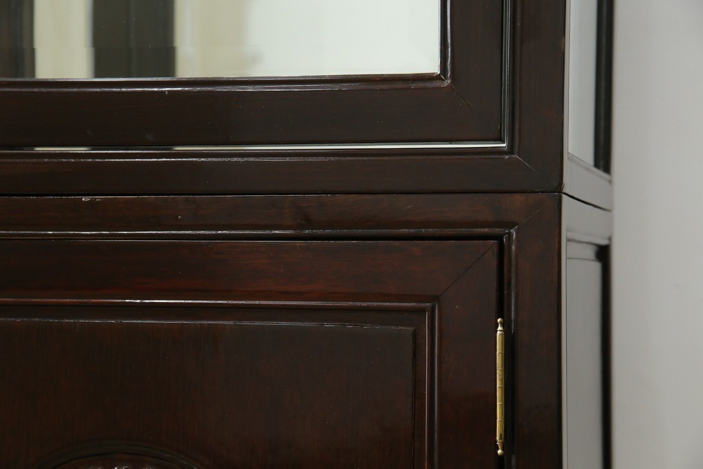 アジアンビンテージ　唐木材　中国クラシックデザインが目を引く照明付き薄型ミラーバックキャビネット(飾り棚、陳列棚、収納棚、戸棚、ガラスケース、ショーケース、コレクションケース、ディスプレイケース、ヴィンテージ、店舗什器)(R-084240)