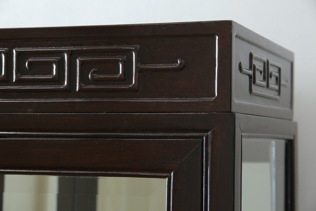 アジアンビンテージ　唐木材　中国クラシックデザインが目を引く照明付き薄型ミラーバックキャビネット(飾り棚、陳列棚、収納棚、戸棚、ガラスケース、ショーケース、コレクションケース、ディスプレイケース、ヴィンテージ、店舗什器)(R-084240)