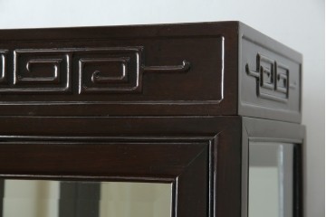 アジアンビンテージ　唐木材　中国クラシックデザインが目を引く照明付き薄型ミラーバックキャビネット(飾り棚、陳列棚、収納棚、戸棚、ガラスケース、ショーケース、コレクションケース、ディスプレイケース、ヴィンテージ、店舗什器)(R-084240)