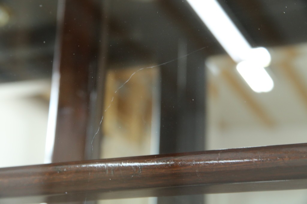 アジアンビンテージ　唐木材　中国クラシックデザインが目を引く照明付き薄型ミラーバックキャビネット(飾り棚、陳列棚、収納棚、戸棚、ガラスケース、ショーケース、コレクションケース、ディスプレイケース、ヴィンテージ、店舗什器)(R-084240)