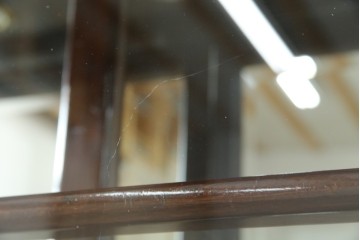 アジアンビンテージ　唐木材　中国クラシックデザインが目を引く照明付き薄型ミラーバックキャビネット(飾り棚、陳列棚、収納棚、戸棚、ガラスケース、ショーケース、コレクションケース、ディスプレイケース、ヴィンテージ、店舗什器)(R-084240)