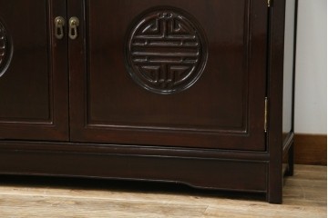 アジアンビンテージ　唐木材　中国クラシックデザインが目を引く照明付き薄型ミラーバックキャビネット(飾り棚、陳列棚、収納棚、戸棚、ガラスケース、ショーケース、コレクションケース、ディスプレイケース、ヴィンテージ、店舗什器)(R-084240)