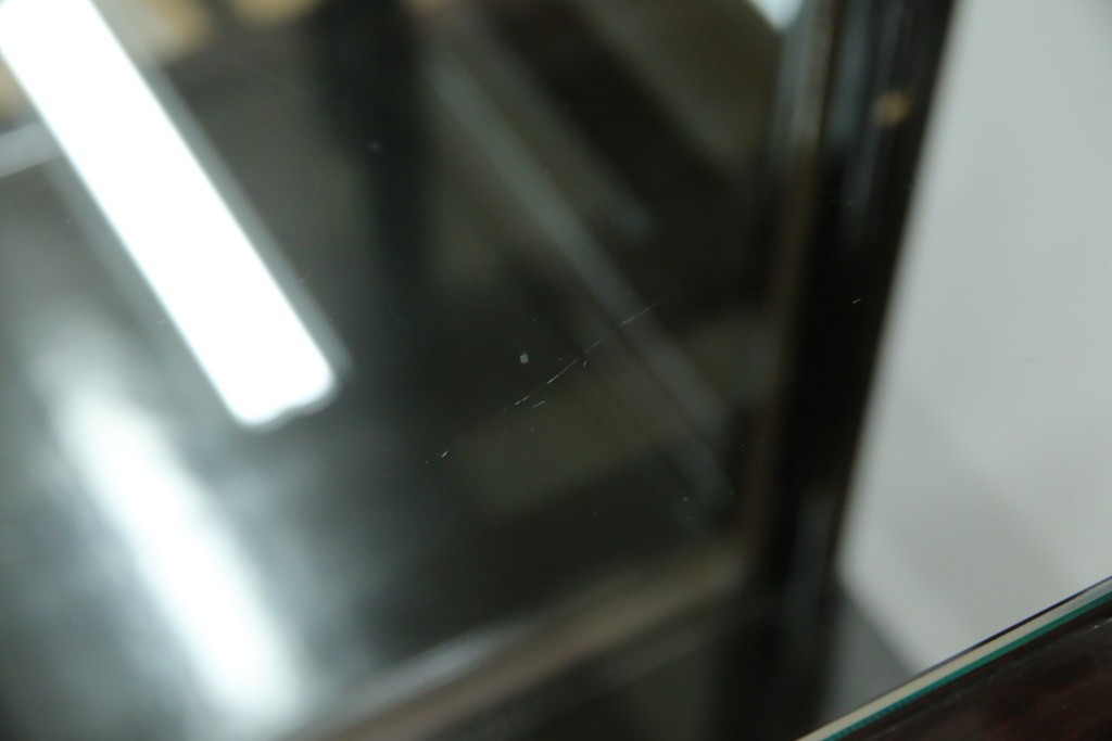 アジアンビンテージ　唐木材　中国クラシックデザインが目を引く照明付き薄型ミラーバックキャビネット(飾り棚、陳列棚、収納棚、戸棚、ガラスケース、ショーケース、コレクションケース、ディスプレイケース、ヴィンテージ、店舗什器)(R-084240)