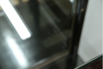 アジアンビンテージ　唐木材　中国クラシックデザインが目を引く照明付き薄型ミラーバックキャビネット(飾り棚、陳列棚、収納棚、戸棚、ガラスケース、ショーケース、コレクションケース、ディスプレイケース、ヴィンテージ、店舗什器)(R-084240)