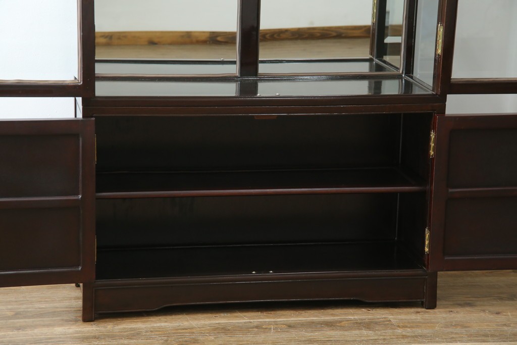 アジアンビンテージ　唐木材　中国クラシックデザインが目を引く照明付き薄型ミラーバックキャビネット(飾り棚、陳列棚、収納棚、戸棚、ガラスケース、ショーケース、コレクションケース、ディスプレイケース、ヴィンテージ、店舗什器)(R-084240)