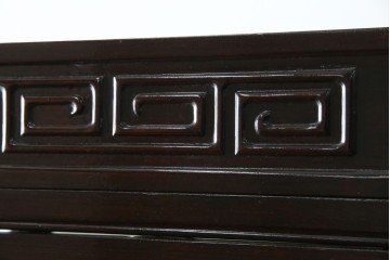 アジアンビンテージ　唐木材　中国クラシックデザインが目を引く照明付き薄型ミラーバックキャビネット(飾り棚、陳列棚、収納棚、戸棚、ガラスケース、ショーケース、コレクションケース、ディスプレイケース、ヴィンテージ、店舗什器)(R-084240)