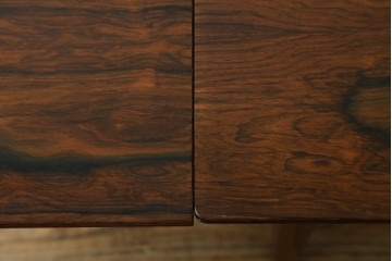デンマークビンテージ　美しい木目が印象的なローズウッド材のエクステンションセンターテーブル　(R-084242)