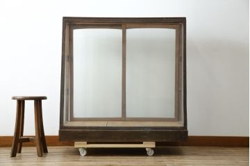 和製アンティーク　人気の台形型!!　引き出し付き　栗材木枠のガラスケース(ショーケース、陳列棚、店舗什器)(R-084245)
