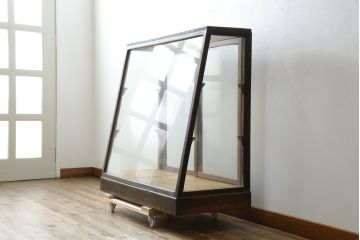 和製アンティーク　人気の台形型!!　引き出し付き　栗材木枠のガラスケース(ショーケース、陳列棚、店舗什器)(R-084245)