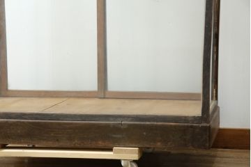 和製アンティーク　人気の台形型!!　引き出し付き　栗材木枠のガラスケース(ショーケース、陳列棚、店舗什器)(R-084245)