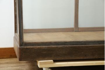 和製アンティーク　人気の台形型!!　引き出し付き　栗材木枠のガラスケース(ショーケース、陳列棚、店舗什器)(R-084245)