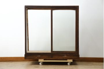 和製アンティーク　人気の台形型!!　引き出し付き　栗材木枠のガラスケース(ショーケース、陳列棚、店舗什器)(R-084245)