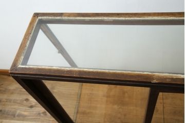 和製アンティーク　人気の台形型!!　引き出し付き　栗材木枠のガラスケース(ショーケース、陳列棚、店舗什器)(R-084245)