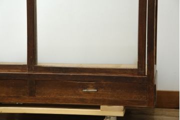 和製アンティーク　人気の台形型!!　引き出し付き　栗材木枠のガラスケース(ショーケース、陳列棚、店舗什器)(R-084245)