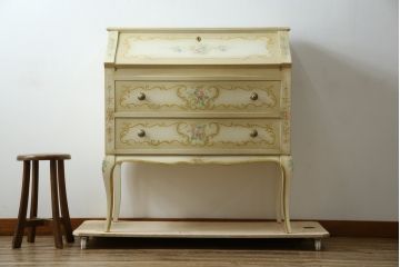 中古　美品　イタリア高級家具　ノバパルク(NOVAPLAK)　ロココ調の装飾がかわいらしいライティングビューロー(机、デスク、在宅用、在宅ワーク用、ワークデスク、引き出し)(定価約97万円)(R-084246)
