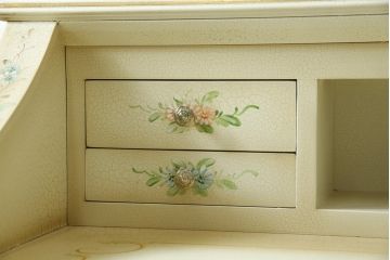 中古　美品　イタリア高級家具　ノバパルク(NOVAPLAK)　ロココ調の装飾がかわいらしいライティングビューロー(机、デスク、在宅用、在宅ワーク用、ワークデスク、引き出し)(定価約97万円)(R-084246)