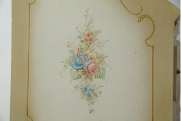 中古　美品　イタリア高級家具　ノバパルク(NOVAPLAK)　ロココ調の装飾がかわいらしいライティングビューロー(机、デスク、在宅用、在宅ワーク用、ワークデスク、引き出し)(定価約97万円)(R-084246)