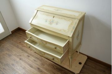 中古　美品　イタリア高級家具　ノバパルク(NOVAPLAK)　ロココ調の装飾がかわいらしいライティングビューロー(机、デスク、在宅用、在宅ワーク用、ワークデスク、引き出し)(定価約97万円)(R-084246)