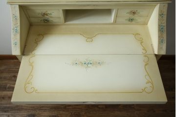 中古　美品　イタリア高級家具　ノバパルク(NOVAPLAK)　ロココ調の装飾がかわいらしいライティングビューロー(机、デスク、在宅用、在宅ワーク用、ワークデスク、引き出し)(定価約97万円)(R-084246)