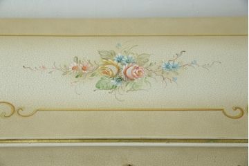中古　美品　イタリア高級家具　ノバパルク(NOVAPLAK)　ロココ調の装飾がかわいらしいライティングビューロー(机、デスク、在宅用、在宅ワーク用、ワークデスク、引き出し)(定価約97万円)(R-084246)