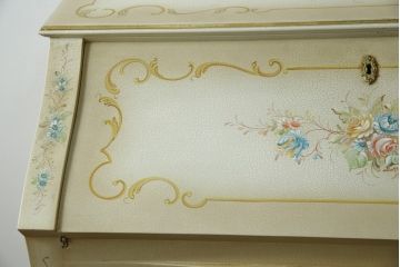 中古　美品　イタリア高級家具　ノバパルク(NOVAPLAK)　ロココ調の装飾がかわいらしいライティングビューロー(机、デスク、在宅用、在宅ワーク用、ワークデスク、引き出し)(定価約97万円)(R-084246)