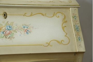中古　美品　イタリア高級家具　ノバパルク(NOVAPLAK)　ロココ調の装飾がかわいらしいライティングビューロー(机、デスク、在宅用、在宅ワーク用、ワークデスク、引き出し)(定価約97万円)(R-084246)