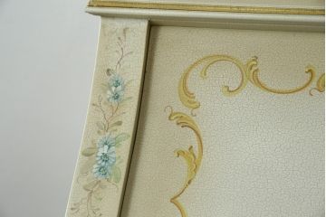 中古　美品　イタリア高級家具　ノバパルク(NOVAPLAK)　ロココ調の装飾がかわいらしいライティングビューロー(机、デスク、在宅用、在宅ワーク用、ワークデスク、引き出し)(定価約97万円)(R-084246)