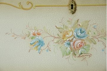 中古　美品　イタリア高級家具　ノバパルク(NOVAPLAK)　ロココ調の装飾がかわいらしいライティングビューロー(机、デスク、在宅用、在宅ワーク用、ワークデスク、引き出し)(定価約97万円)(R-084246)