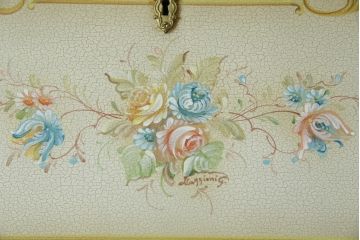 中古　美品　イタリア高級家具　ノバパルク(NOVAPLAK)　ロココ調の装飾がかわいらしいライティングビューロー(机、デスク、在宅用、在宅ワーク用、ワークデスク、引き出し)(定価約97万円)(R-084246)
