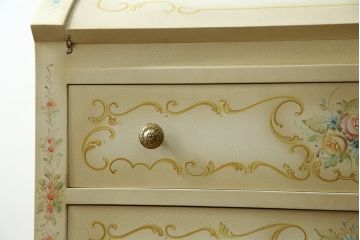 中古　美品　イタリア高級家具　ノバパルク(NOVAPLAK)　ロココ調の装飾がかわいらしいライティングビューロー(机、デスク、在宅用、在宅ワーク用、ワークデスク、引き出し)(定価約97万円)(R-084246)