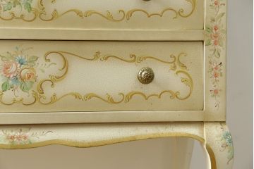 中古　美品　イタリア高級家具　ノバパルク(NOVAPLAK)　ロココ調の装飾がかわいらしいライティングビューロー(机、デスク、在宅用、在宅ワーク用、ワークデスク、引き出し)(定価約97万円)(R-084246)